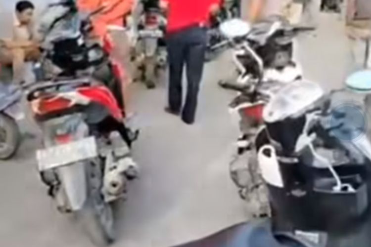 Potongan gambar sepeda motor warga mogok usai mengisi BBM Pertalite di SPBU Deli Serdang, Senin (26/2/2024)