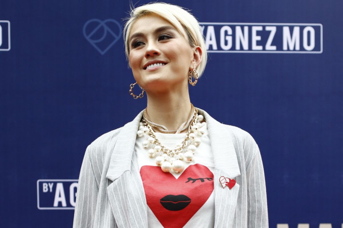 Penyanyi Agnez Mo berpose seusai konferensi pers di Lucy in the Sky, SCBD, Jakarta, Kamis (26/10/2017). Agnez Mo bersama rekannya Bastian Purrer, bekerjasama membangun aplikasi fashion, LYKE.