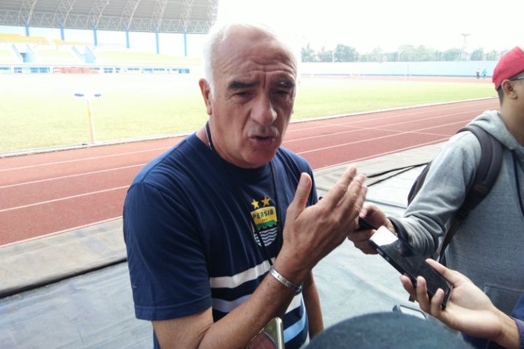 Pelatih Persib Bandung Mario Gomez saat ditemui wartawan di Lapangan Arcamanik, beberapa waktu lalu. 