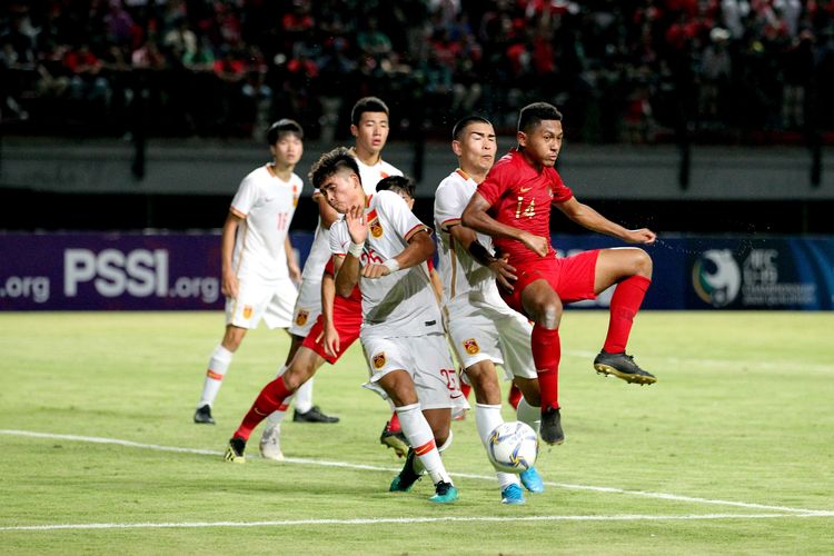 Pemain Timnas Indonesia U-19, Fajar Fathur Rachman pencetak gol kedua ke gawang China saat ujicoba internasional yang berakhir dengan skor 3-1 di Stadion Gelora Bung Tomo Surabaya, Jawa Timur, Kamis (17/10/2019) malam. 