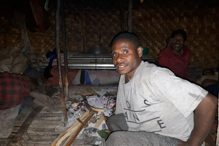Kondisi honai atau rumah adat Papua sebelum ada penerangan dari Lampu Tenaga Surya Hemat Energi (LTSHE) di Kampung Kasen, Distrik Puldama, Kabupatem Yahukimo. Warga mengandalkan bara perapjan sebagai penerang sekaligus penghangat ruangan.
