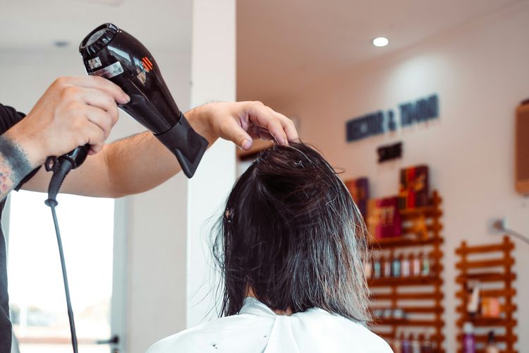 Air-Dry atau Hair Dryer, Mana yang Lebih Baik untuk Rambut?