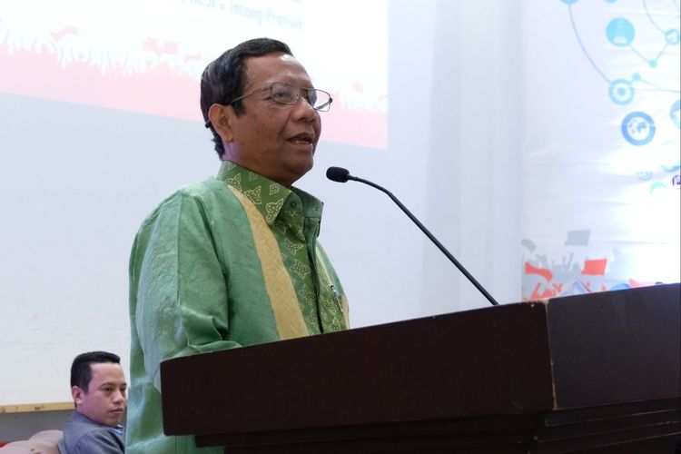 Mantan Ketua MK Mahfud MD saat menjadi pembicara dalam dialog kebangsaan yang digelar di auditorium Prof. Amiruddin, Unhas, Sabtu (6/4/2019).