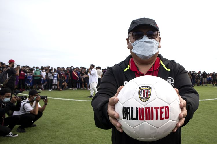 CEO United Yabes Tanuri saat bagi-bagi bola dalam rangkaian kegiatan syukuran Bali United Juara Liga 1 2021-2022 di Megastore Bali United Gianyar, Senin (28/3/2022) siang.