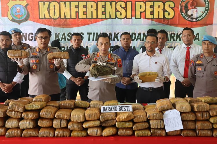 Kapolreseta Deli Serdang Kombes Pol Irsan Sinuhaji memaparkan pengungkapan peredaran 173 kg Ganja di Deli Serdang