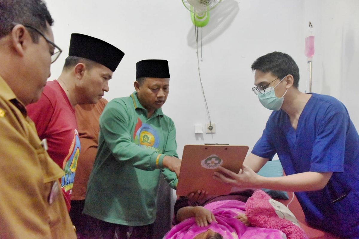Wakil Gubernur (Wagub) Jawa Barat (Jabar) Uu Ruzhanul Ulum menjenguk NR, siswi Sekolah Menengah Kejuruan Negeri (SMKN) Rancah di Klinik Purwa Sehat, Kecamatan Rancah, Kabupaten Ciamis, Selasa (20/6/2023).