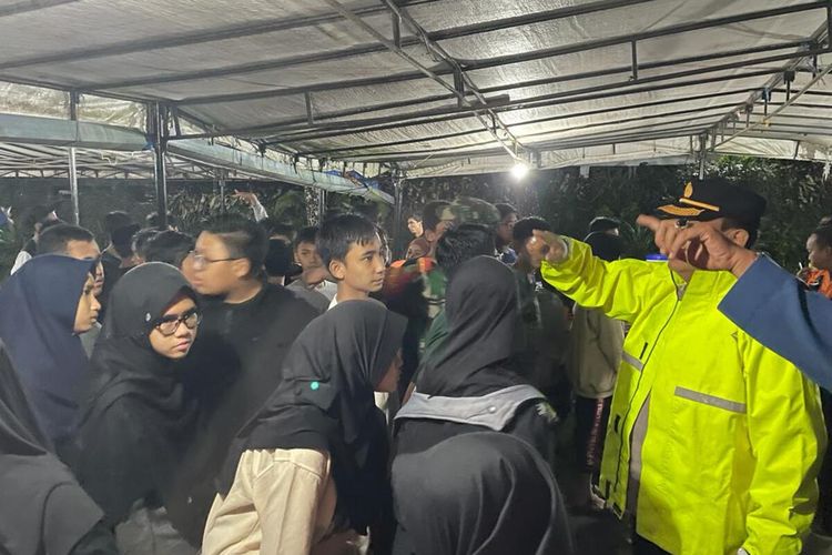 Polisi sedang mengevakuasi 101 rombongan pelajar SMP-IT Al-Hikmah, Depok yang selamat usai melakukan kegiatan Diklatsar di Puncak Bogor, Jawa Barat, Rabu (12/10/2022) malam. Sedangkan empat pelajar tewas dan hilang terseret arus.