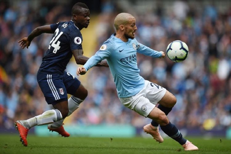 David Silva mendapat pengawalan ketat dari Jean Michael Serri pada laga Manchester City vs Fulham dalam lanjutan pekan ke-5 Premier League, 15 September 2018. 