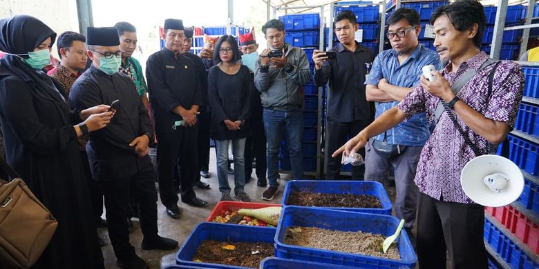 Bupati Banyuwangi Abdullah Azwar Anas pun mengajak puluhan kepala desa dan lurah dari enam kecamatan untuk melihat langsung pengelolaan sampah di Desa Tembokrejo, Kecamatan Muncar, Banyuwangi, Selasa (29/10/2019).