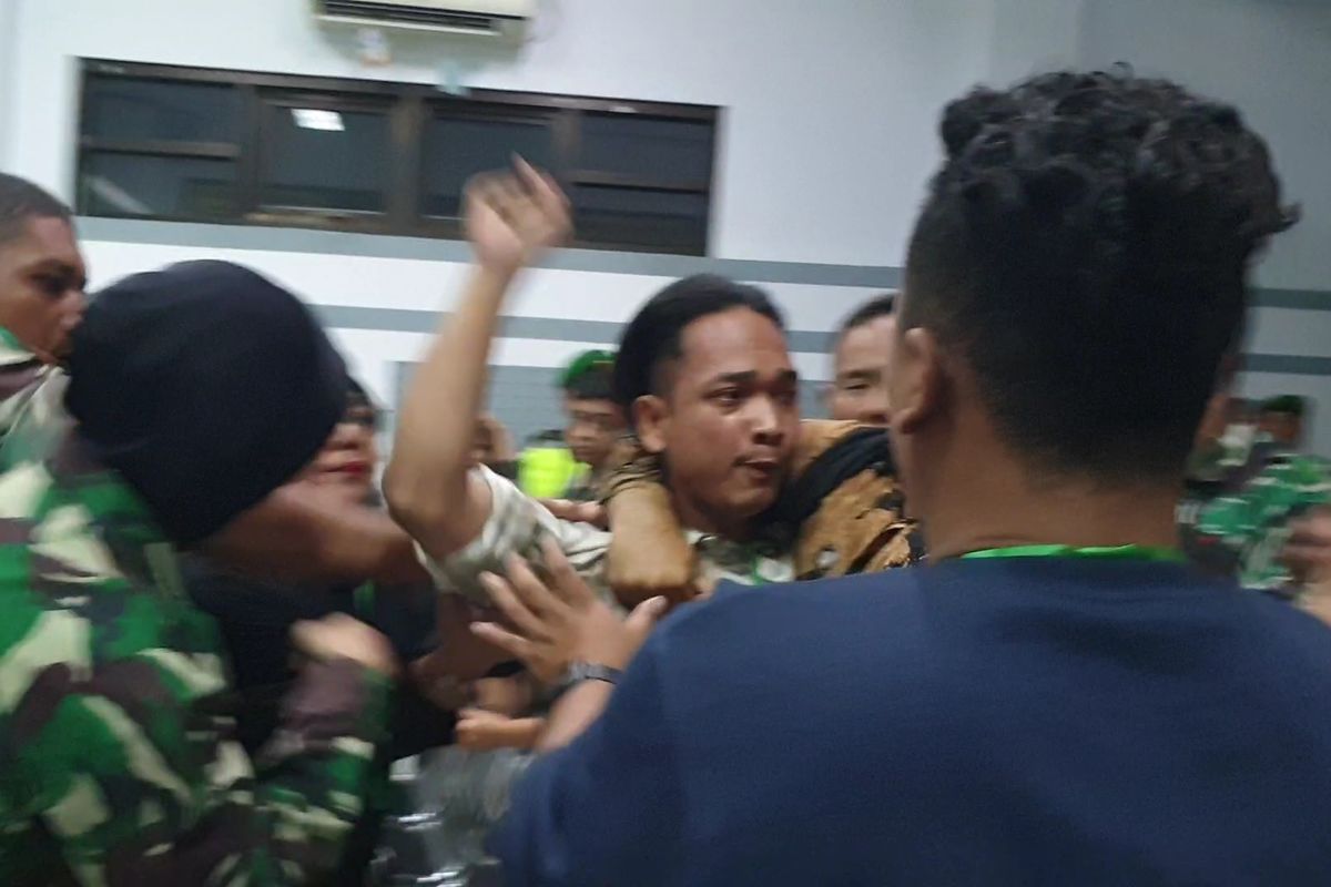 Muhammad Ilham, kakak MAF dipiting oleh anggota TNI saat menyuarakan protes terhadap vonis hukuman pelaku penembakan adiknya di ruang sidang Sisingamangaraja XII di Pengadilan Militer I-02, Kamis (7/8/2025).