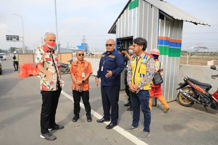 Gubernur Jawa Tengah Ganjar Pranowo mengecek Tol Semarang-Demak Seksi II, Rabu (7/12/2022),