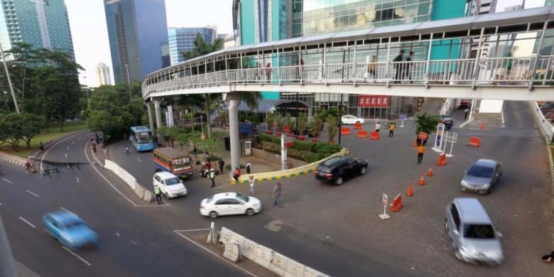 Kendaraan melintas di persimpangan di depan Plaza Semanggi, Jakarta Pusat, Kamis (27/11/2013). Wakil Gubernur DKI Jakarta Basuki Tjahaja Purnama menganggap persimpangan tersebut sebagai penyebab utama kemacetan. Ia meminta Dinas Perhubungan DKI Jakarta bekerja sama dengan kepolisian untuk menutup kembali akses keluar masuk Plaza Semanggi di pinggir Jalan Gatot Subroto tersebut.