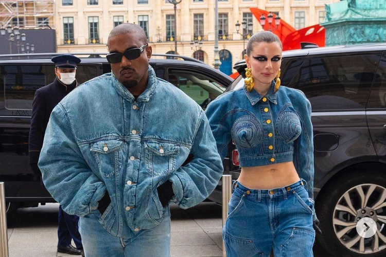 Kanye West dan Julia Fox tampil dengan busana kompak saat menghadiri Paris Fashion Week