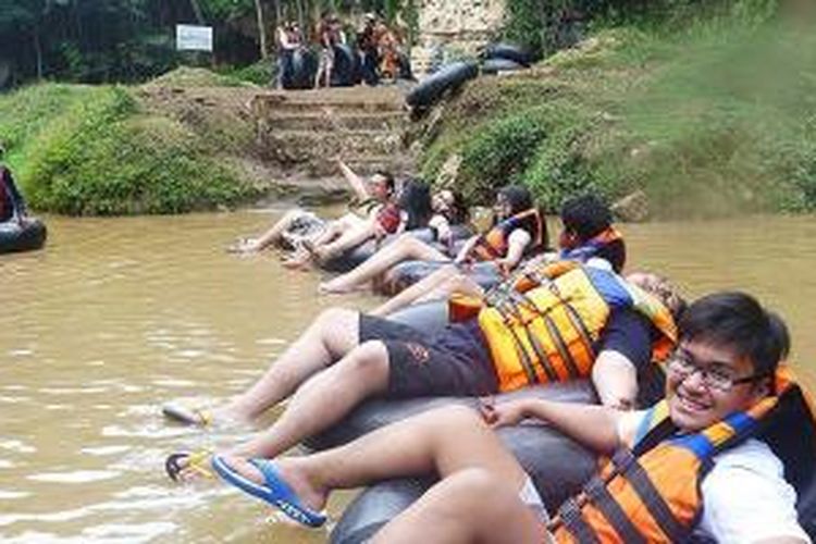 Rangkaian ban menuju pintu masuk Goa Pindul.