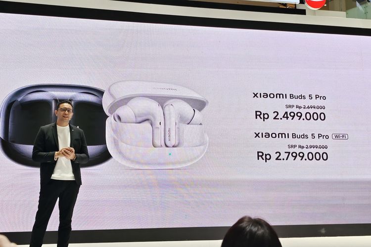 Xiaomi Buds 5 Pro dan Buds 5 Pro WiFi punya spesifikasi dan bentuk yang serupa. Bedanya, versi WiFi bisa mentransmisikan audio melalui WiFi hingga 4,2 Mbps