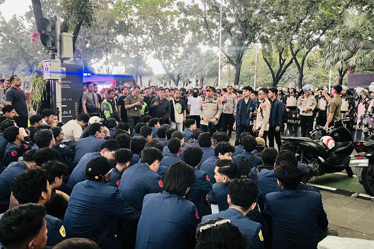 Demo Mahasiswa di Balai Kota Jakarta Ricuh, 6 Polisi Terluka