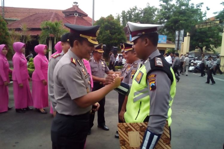 Briptu Erlangga menerima penghargaan yang diberikan Kapolres Kudus, AKBP Agusman Gurning, seusai apel di Mapolres setempat, Kamis (1/3/2018).