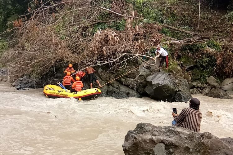 Tim SAR gabungan mengevakuasi jasad Siswo Suprihatin (70) warga Dusun Bandungan RT 004 RW 003, Desa Badamita, Kecamatan Rakit, Banjarnegara, Jawa Tengah, yang hanyut di Sungai Kacangan, Kamis (30/5/2019).