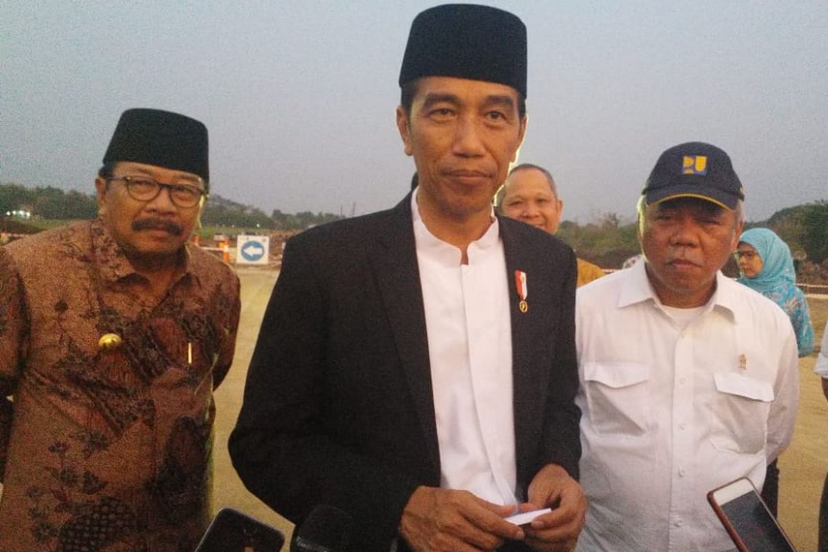 Presiden Joko Widodo saat meninjau lokasi proyek tol Gempol-Pasuruan Seksi 2 dan Seksi 3, Sabtu (12/5/2018) sore.