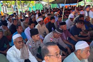 Gibran Shalat Jumat Bareng Warga Terdampak Gempa di Manggarai, NTT