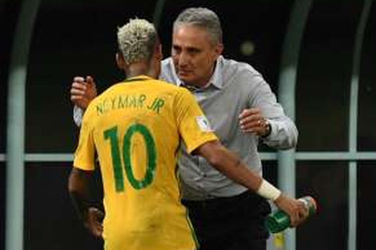 Penyerang tim nasional Brasil, Tite, merayakan golnya bersama pelatih Tite setelah mencetak gol ke gawang Kolombia pada pertandingan lanjutan kualifikasi Piala Dunia 2018 pada 6 September 2016.
