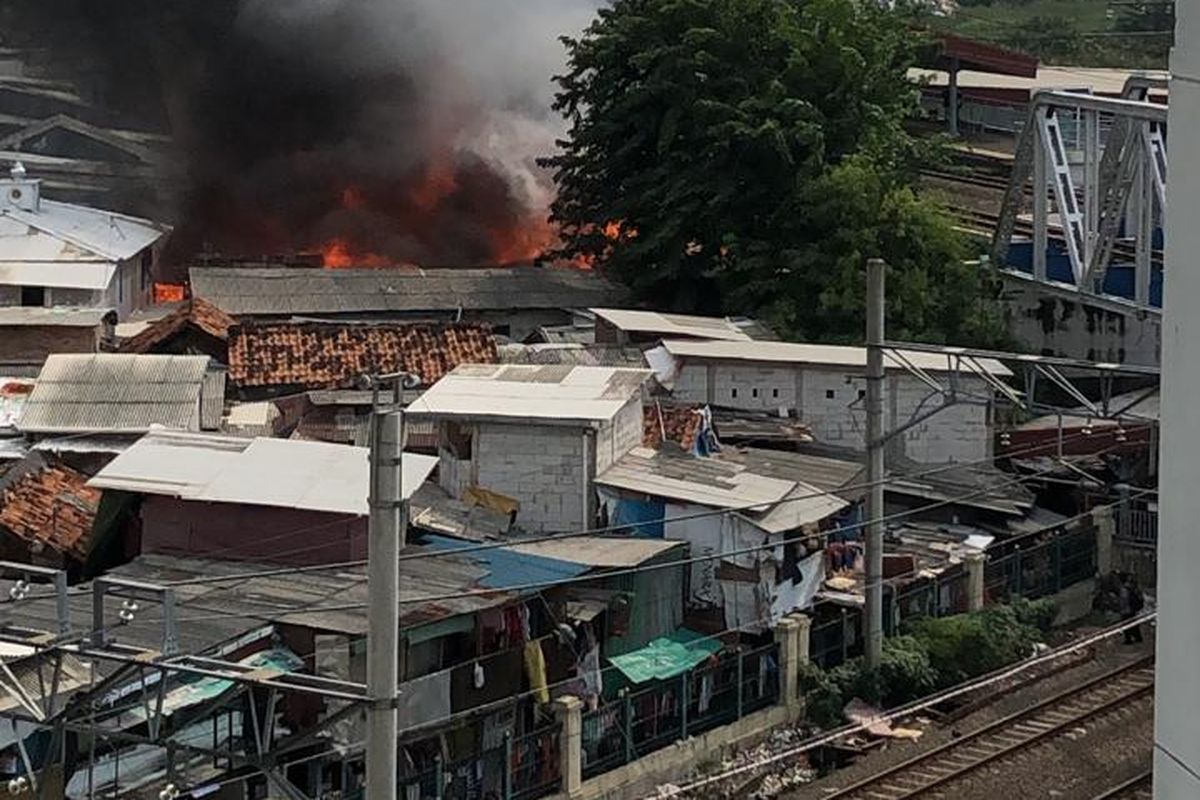 Kebakaran melalap sejumlah pemukiman warga di kawasan Kampung Bandan, Ancol, Jakarta Utara Sabtu (11/5/2019) petang.