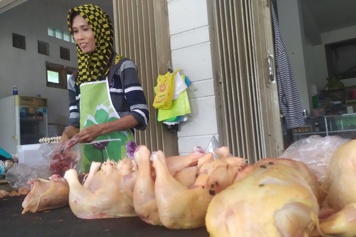 Pedagang daging ayam di Pasar Prenduan Sumenep, Kamis (28/3/2024). 