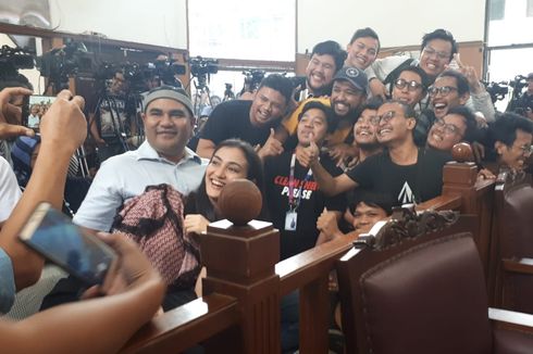 Aksi Atiqah Hasiholan yang Asyik Selfie di Ruang Sidang Ratna Sarumpaet