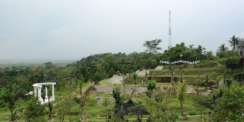 Lembah Gunung Madu, salah satu obyek wisata yang menyuguhkan panorama di atas ketinggian kaki Gunung Merbabu dan Merapi di Selo, Boyolali. Wisatawan dari sekitar Jawa Tengah memadati destinasi ini pada akhir pekan sambil berfoto, santap siang, dan bermain, Sabtu (22/4/2017).