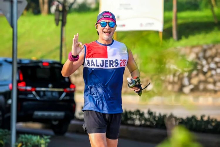 Irfan Prasatya (60) yang masih aktif berolahraga lari, bahkan sampai menjual kendaraan pribadi supaya bisa berjalan kaki sambil memanfaatkan transportasi umum.