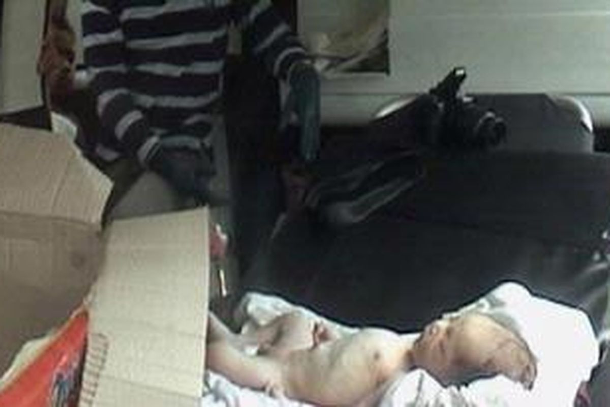 Sesosok mayat bayi laki-laki ditemukan terbungkus kardus di depan sebuah bengkel sepeda di Kecamatan Pajangan, Bantul, Yogyakarta, Selasa (17/5/2011).