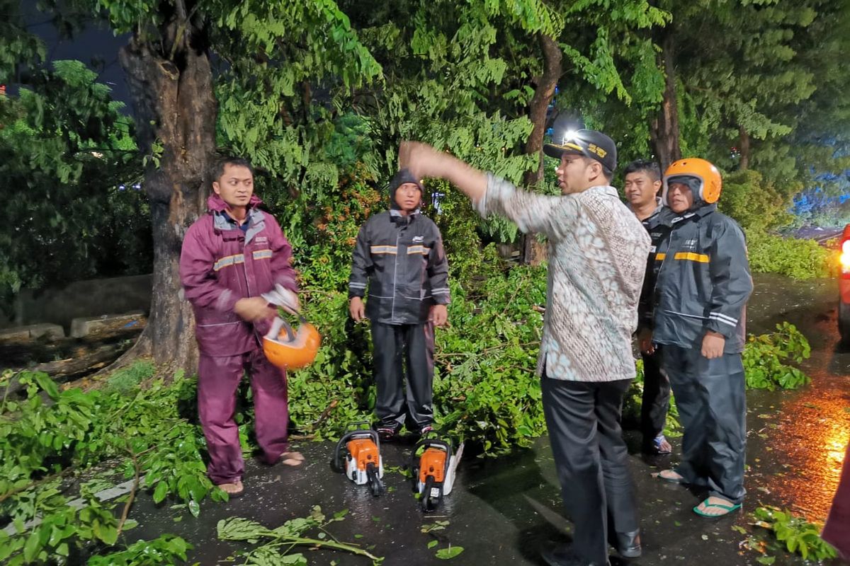 Wakil Gubernur Jawa Timur Emil Elestianto Dardak, meninjau Jalan A. Yani, salah satu ruas jalan di Surabaya yang mengalami kerusakan.