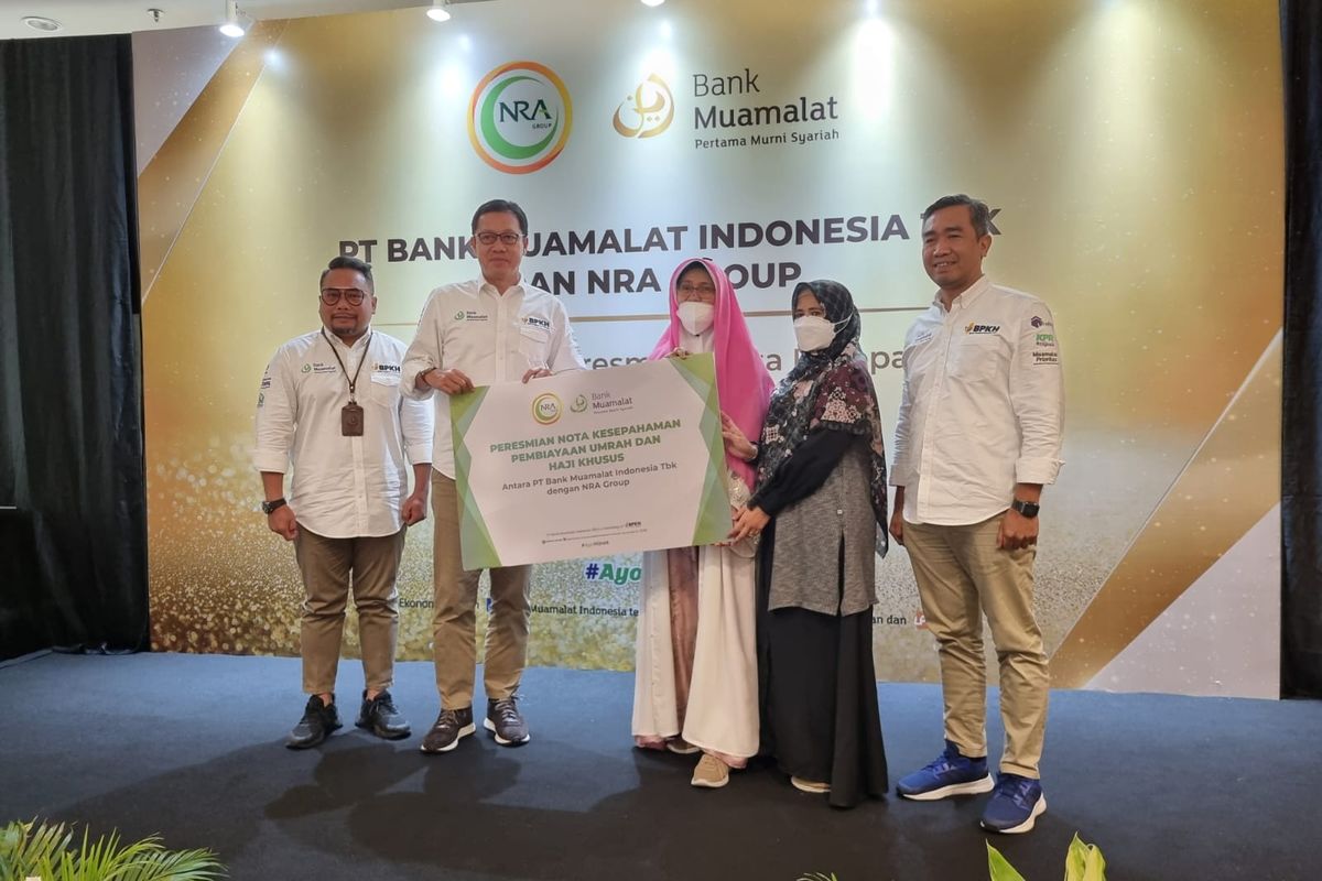 Direktur Utama Bank Muamalat Achmad K. Permana (tengah) dan Owner NRA Group Irmawati Mochtar saat acara kerja sama pembiayaan haji khusus dan umrah di Muamalat Towe, Jakarta, Kamis (13/10/2022).