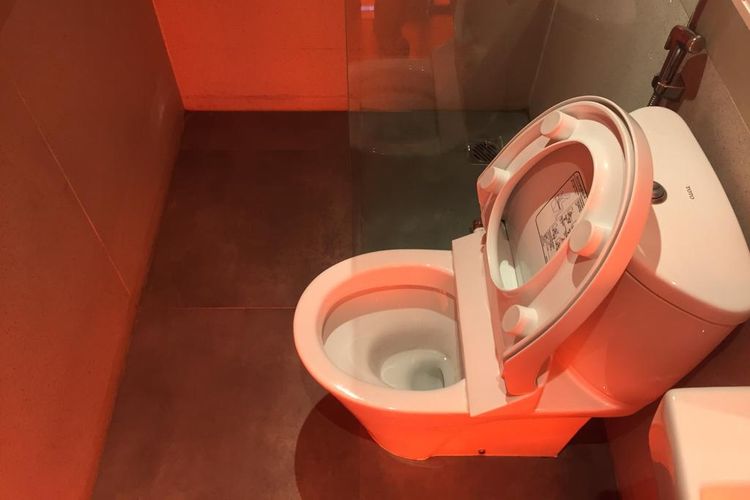 Kloset dalam toilet transparan, di dekat Stasiun BNI City, Jakarta Pusat