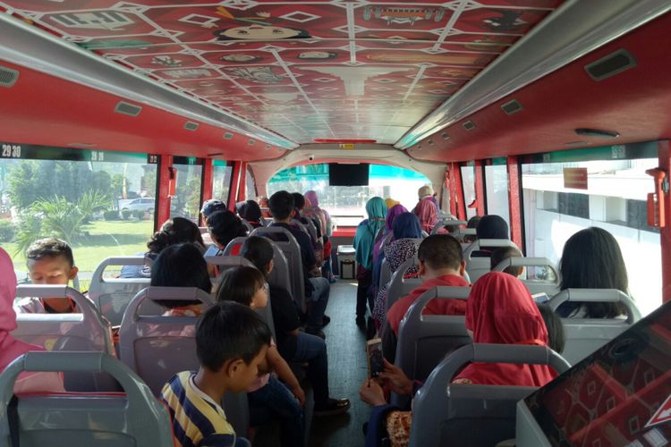 Wisatawan yang memenuhi bus tingkat wisata Semarang di lantai atas, Jumat (6/9/2017) bus ini mengantarkan 70 orang sekaligus dalam satu kali trip. 