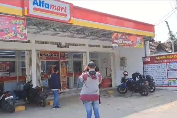 Toko Alfamart di Jalan Raya Tuban - Babat, Desa Tegalbang, Kecamatan Palang, Kabupaten Tuban, Jawa Timur, yang dibobol maling, Rabu (8/11/2023)