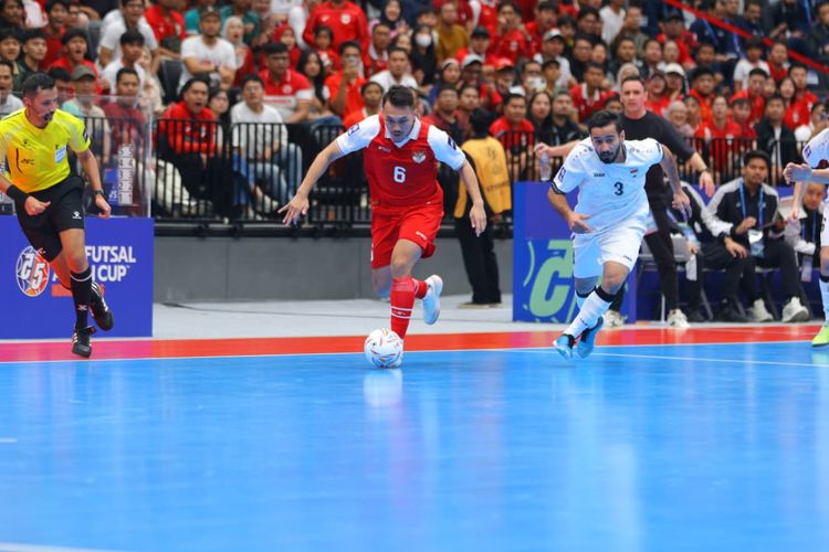 Samuel Eko (6) dibayangi oleh Hayder Ali Harbiyah (3) dalam laga Grup A Piala Asia Futsal 2026 Timnas Futsal Indonesia vs Irak di Indonesia Arena, Jakarta, 31 Januari 2026.