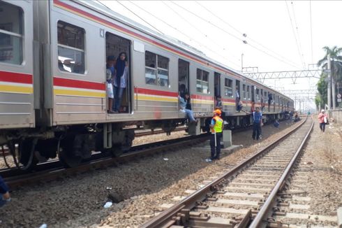 KRL Mogok Akibat Listrik Padam se-Jabodetabek, Penumpang Pilih Keluar Gerbong