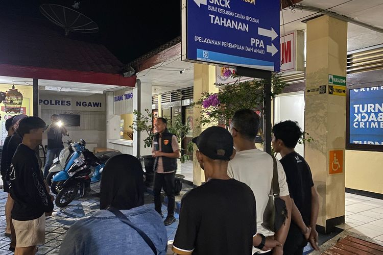 Aparat Satreskrim Polres Ngawi membina para remaja yang terlibat dalam konvoi sepeda motor sambil menembakkan petasan di jalanan Kota Ngawi, Jawa Timur. Polisi menangkap para remaja itu setelah video penembakan petasan di ke arah warga di Jalan Yosudarso, Kelurahan Margomulyo, Kabupaten Ngawi itu viral di media sosial.