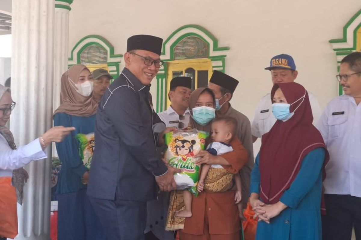 Wali Kota Cilegon Helldy Agustian menyalurkan bantuan kepada ratusan warga yang terdampak kebakaran di TPSA Bagendung. 