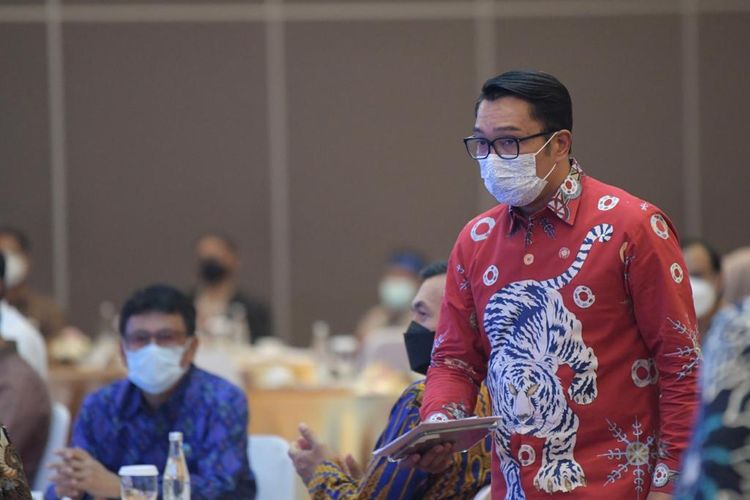 Gubernur Jawa Barat (Jabar) Ridwan Kamil saat membuka acara CEO Lecture bersama Direktur Utama PT Krakatau Steel Silmy Karim di Hotel Hilton, Kota Bandung, Senin (25/10/2021). 