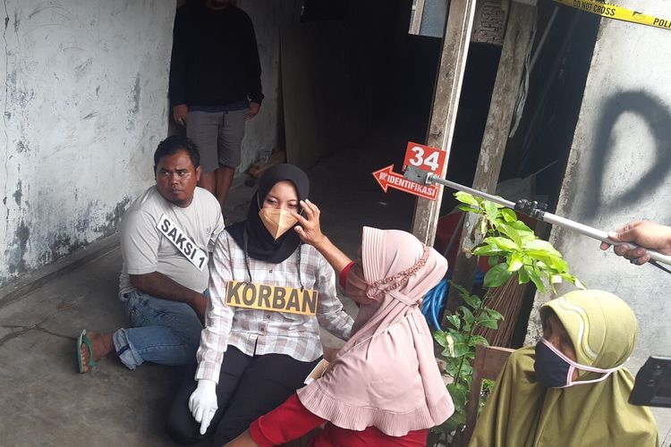 Rekonstruksi kasus dugaan pembunuhan berencana dengan apotas di Dusun Panggang Welut, Desa Taji, Kecamatan Juwiring, Kabupaten Klaten, Jawa Tengah, Selasa (23/11/2021).