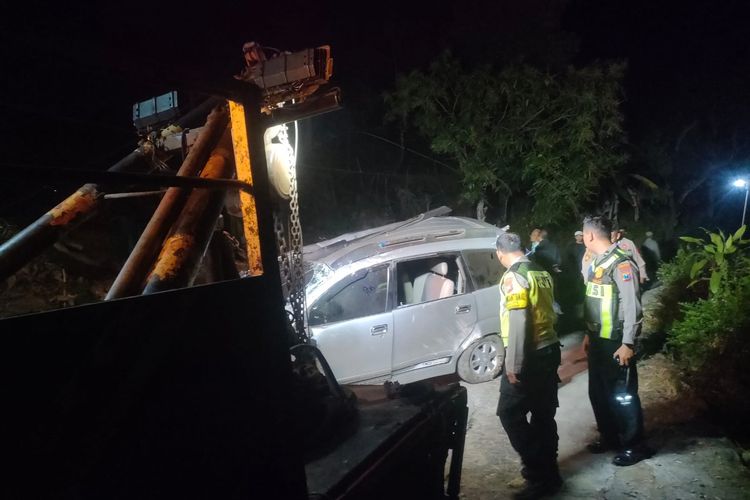 Mobil Rombongan Takziah Terjun ke Jurang di Madiun, 2 Orang Tewas, 5 Luka-luka