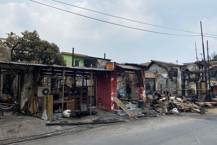 Ruko di Surabaya yang terbakar habis, Kamis (7/12/2023).