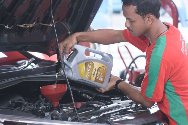 Ilustrasi ganti oli mobil