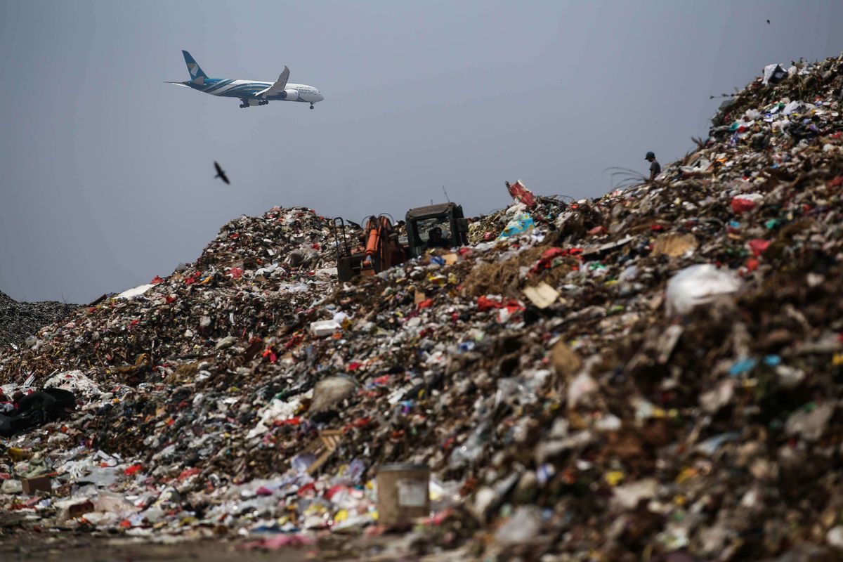 Pemulung mencari sampah plastik di Tempat Pembuangan Akhir (TPA) Sampah Rawa Kucing, Neglasari, Kota Tangerang, Banten, Senin, (14/10/2019). Tempat Pembuangan Akhir (TPA) Rawa Kucing perharinya menampung sampah mencapai 1.400 ton dari kota Tangerang.