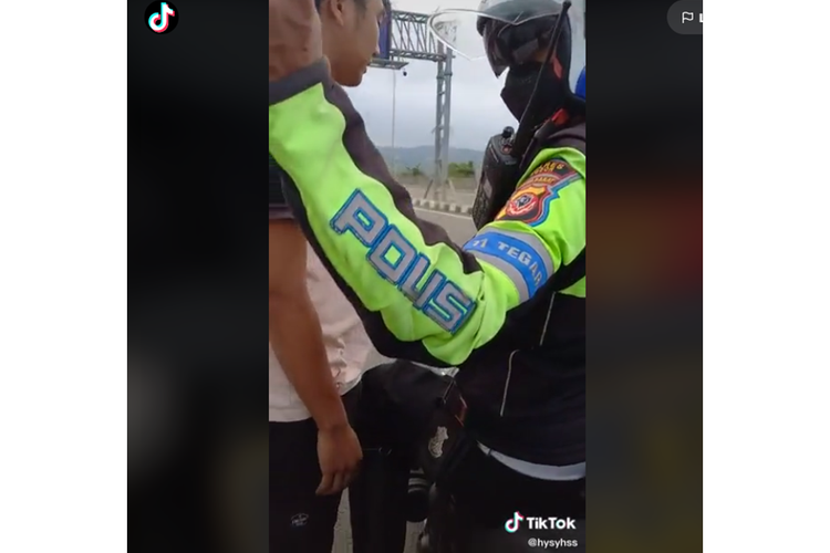 Tangkapan layar unggahan video TikTok bernarasi oknum polisi menilang sopir travel di pintu keluar tol Sukabumi dan meminta uang Rp 600.000.