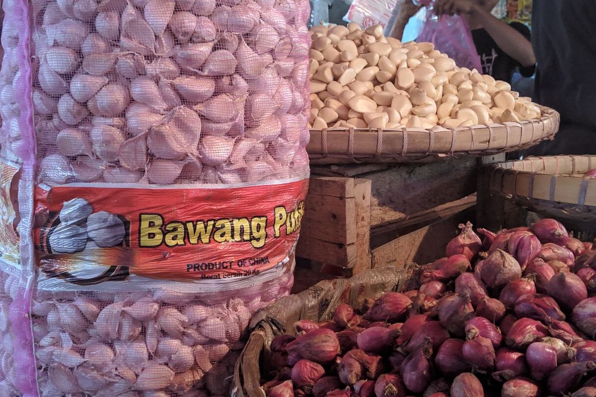 Bawang putih impor asal China di Pasar Anyar Kota Tangerang, Rabu (12/2/2020)