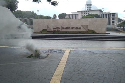 Kabel Listrik Bawah Tanah Depan Masjid Istiqlal Terbakar