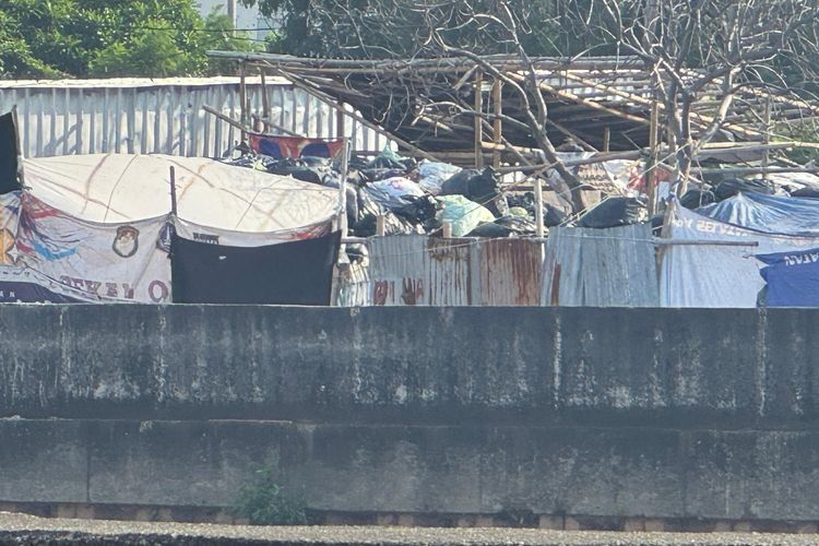 Tumpukan Sampah Tertutup Bedeng Menggunung di Penjaringan Jakut, Warga Keluhkan Bau